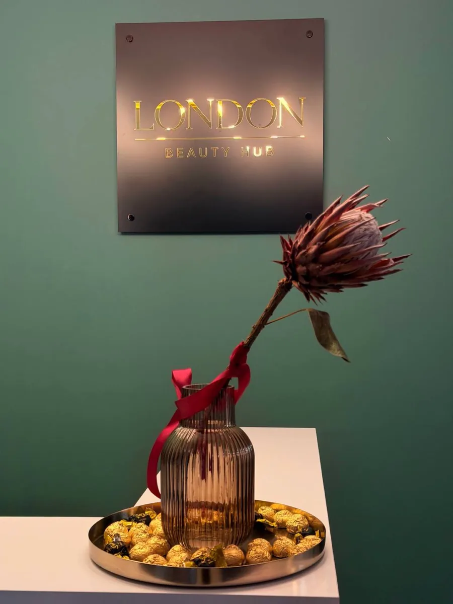 Інтерʼєр салону London Beauty Hub у Львові