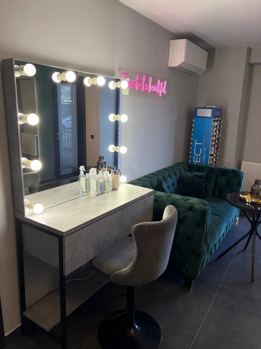 Інтерʼєр салону London Beauty Hub у Львові