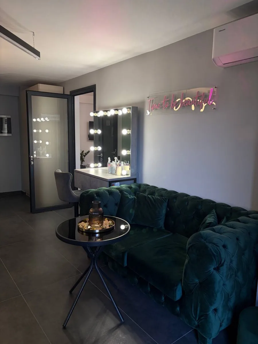 Інтерʼєр салону London Beauty Hub у Львові