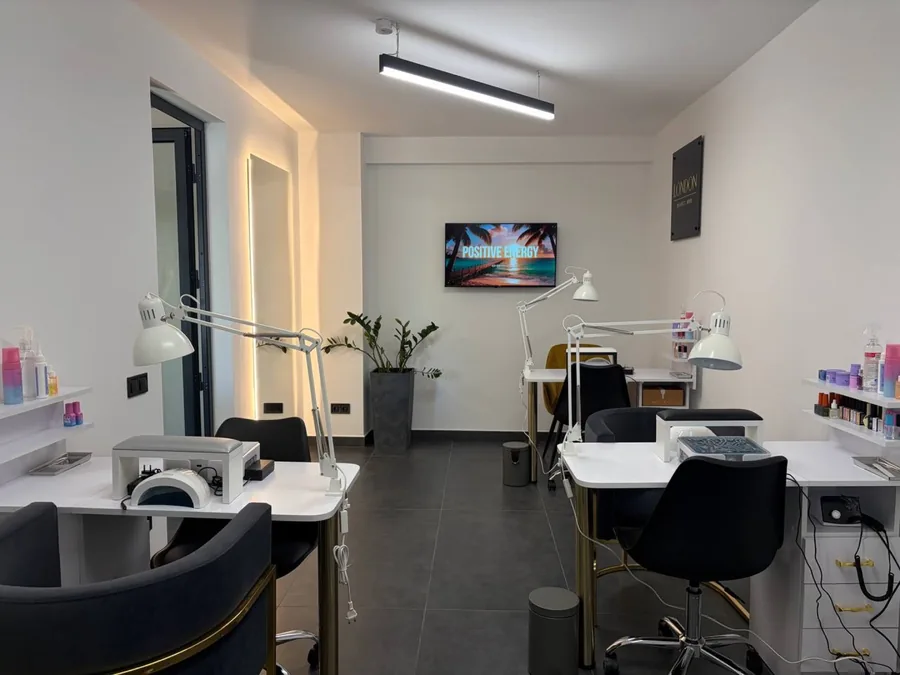 Інтерʼєр салону London Beauty Hub у Львові