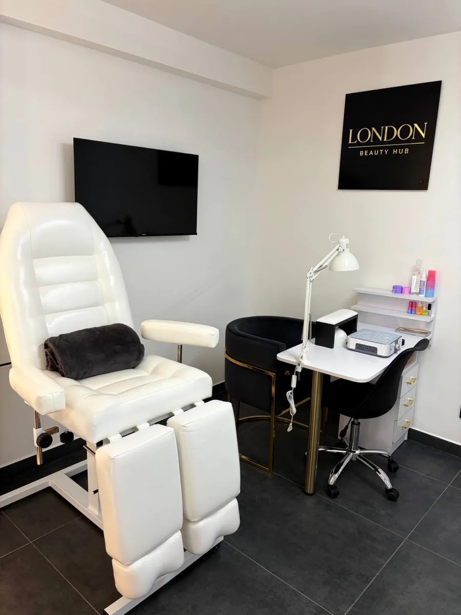 Інтерʼєр салону London Beauty Hub у Львові