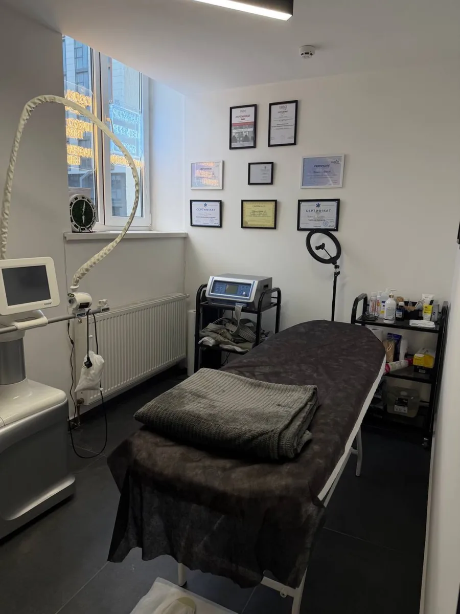 Інтерʼєр салону London Beauty Hub у Львові