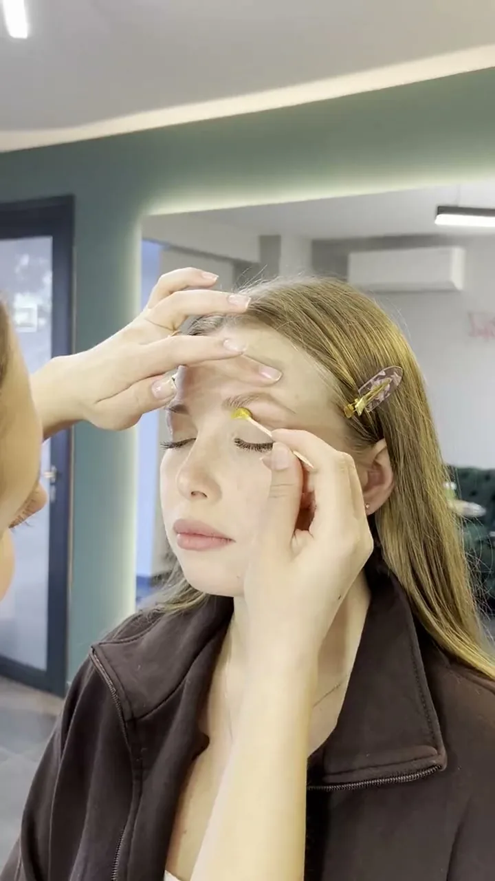 Брови у салоні London Beauty Hub